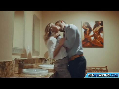 ❤️ Kung ang usa ka busty blonde naghaylo kanimo sa usa ka publiko nga kasilyas ❤❌ Russian porn sa amon